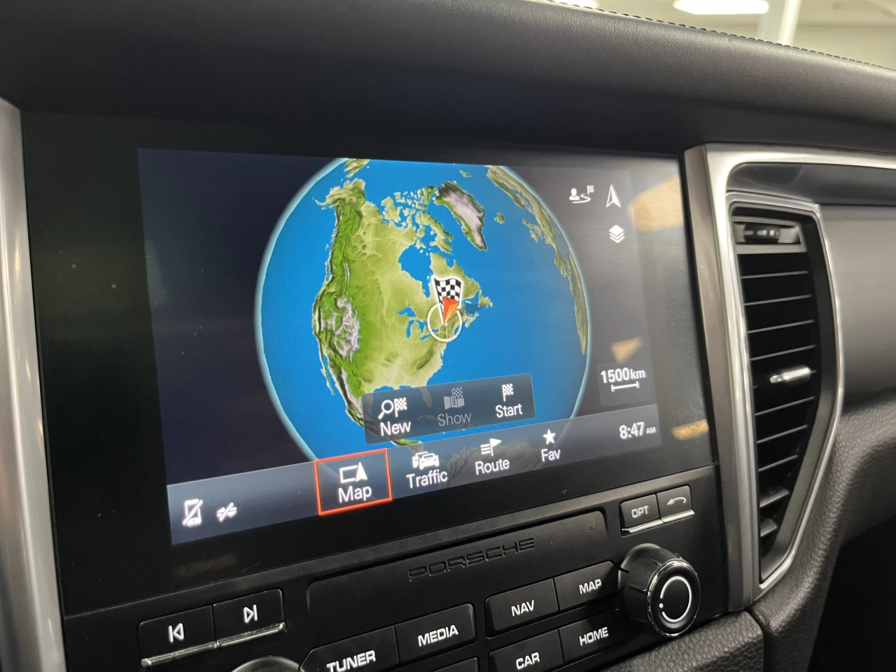 2018 Porsche Macan AWD - PANO ROOF - LANE ASSIST - CAMERA Main Image