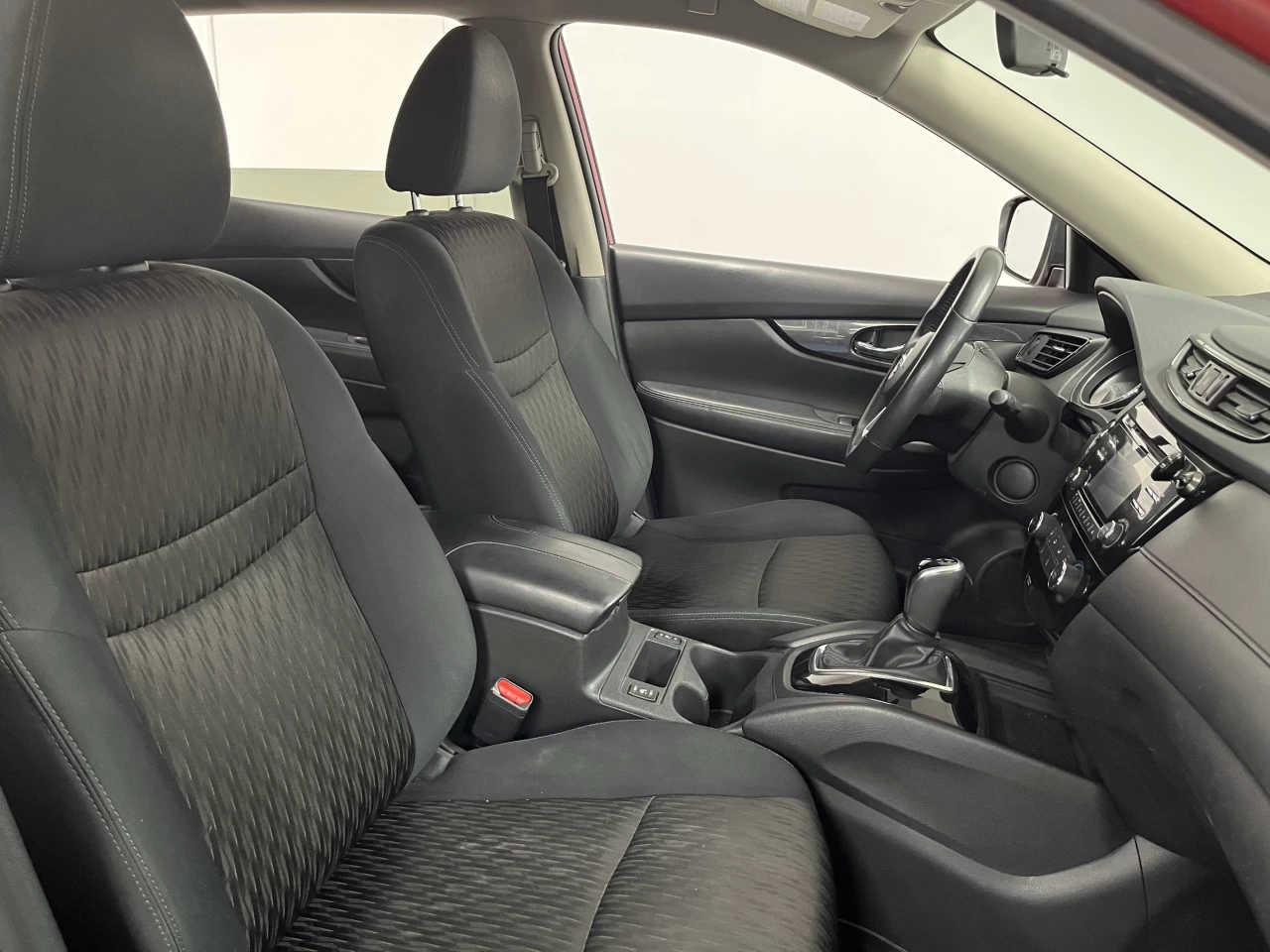 2017 Nissan Rogue AWD 4dr SV Image principale