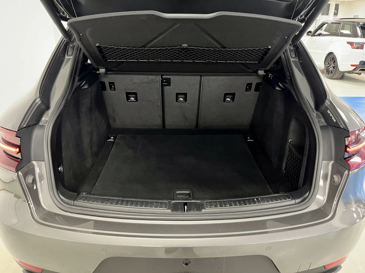 2018 Porsche Macan AWD - PANO ROOF - LANE ASSIST - CAMERA Main Image