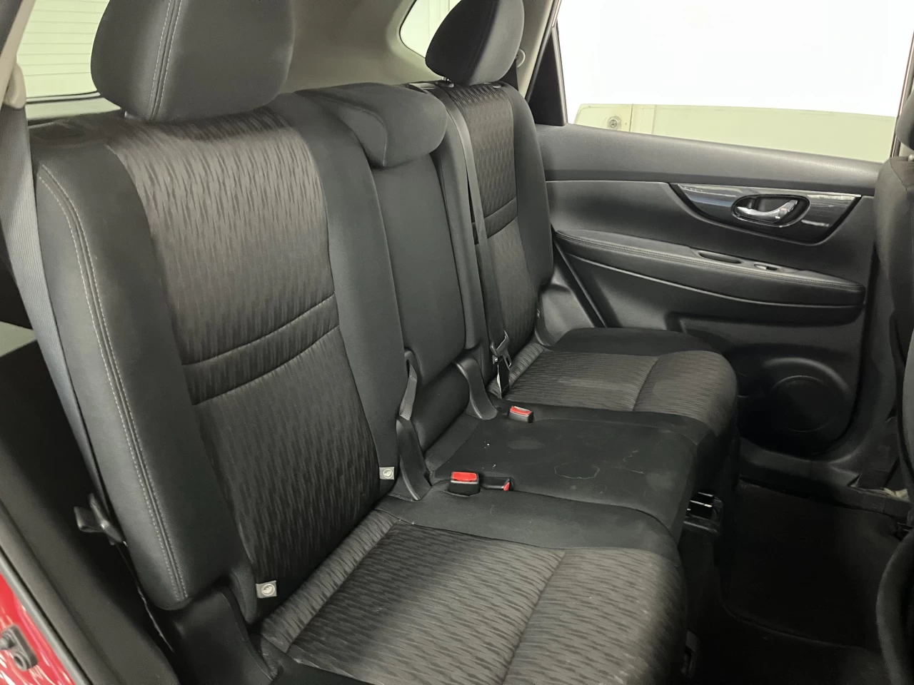 2017 Nissan Rogue AWD 4dr SV Image principale